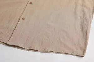 Vue détaillée d'une chemise beige en coton et lin pour hommes montrant la texture du tissu
