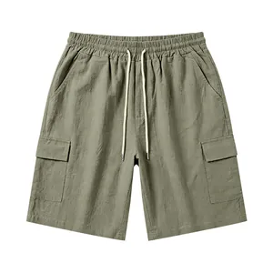 Vooraanzicht van heren linnen cargoshorts in olijfgroen met meerdere zakken