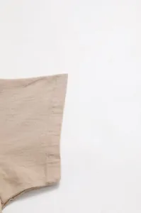 Détail macro de la texture respirante en coton et lin et couture de manche sur chemise homme
