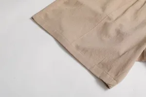 Gros plan détaillé montrant les coutures et la texture du tissu d'une chemise beige en lin