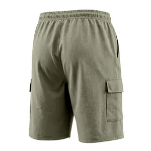 Achteraanzicht van olijfgroene cargo short voor heren met grote zakken en elastische taille