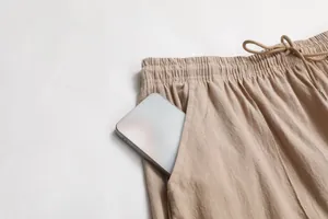 Gros plan détaillé d'un short en coton et lin montrant la poche latérale et la taille élastique
