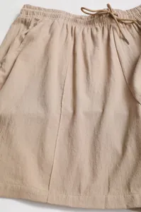 Détail d'un short décontracté en lin pour homme avec taille élastique et cordon kaki.
