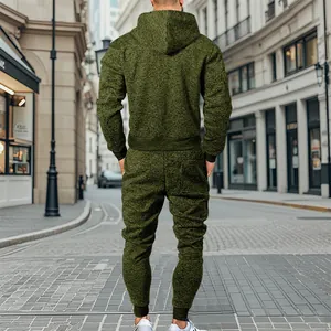 Vista trasera del chándal de felpa catiónica verde oliva para hombre con capucha.