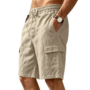 Detailopname van de linnen stof en cargozak op deze casual korte broek voor heren.