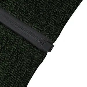 Primer plano de la cremallera negra y la textura de la tela polar verde oscuro.