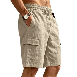 Detail van linnen heren cargo shorts met grote zijzak met klep en verstelbaar trekkoord