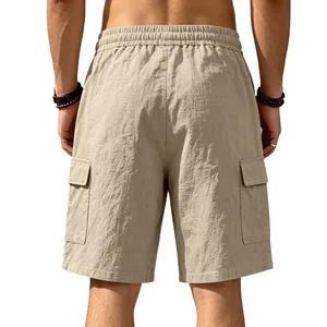 Achteraanzicht van losse kaki cargo shorts met elastische taille en zijzakken.