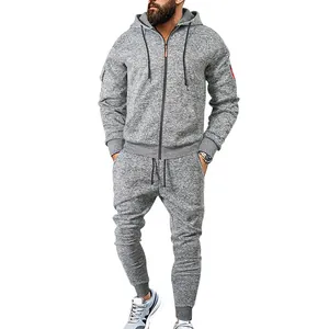 Vista completa del chándal de hombre en forro polar catiónico gris con capucha y pantalones