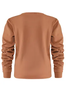 Rückansicht eines eng anliegenden Herren-Langarmshirts mit Waffelstrickmuster in Braun