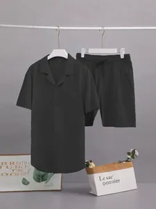 Ensemble de détente noir pour homme avec chemise à manches courtes et short à cordon de serrage