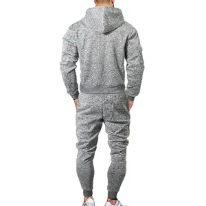 Vista trasera de un chándal gris con capucha de forro polar catiónico para hombre