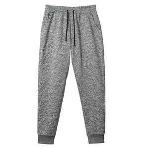 Detalle de pantalones deportivos de felpa catiónica gris con cordón ajustable.