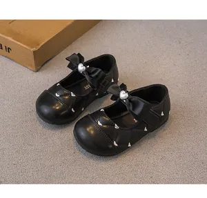 Elegantes zapatos de princesa negros para niña con lazo y detalles de patrones de corazón