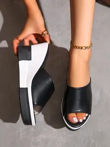Κομψές μαύρες πλατφόρμες με peep-toe και δίχρωμη σόλα σε μαύρο και λευκό χρώμα