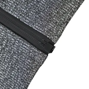 Detalle de cerca de la cremallera y el tejido de vellón catiónico texturizado para hombres