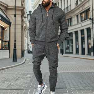 Vista completa de un chándal gris de forro polar catiónico para hombre en una calle urbana