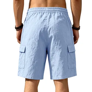 Gedetailleerd achteraanzicht van lichtblauwe herenshorts met cargo zakken en losse pasvorm.