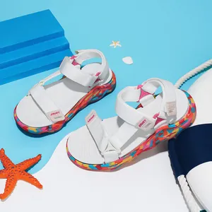 Détail de sandales de plage blanches pour filles avec semelles colorées et décor estival