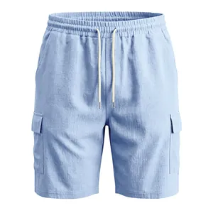 Gedetailleerd overzicht van lichtblauwe linnen cargoshorts met elastische tailleband.
