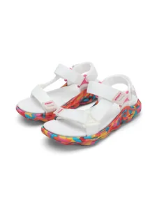 Vue détaillée de sandales blanches pour filles avec semelles graffiti colorées