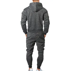 Vista trasera del conjunto de chándal con capucha de forro polar gris para hombre