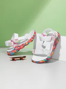 Détail de sandales d'été légères pour filles avec semelles camouflage colorées