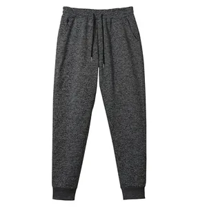 Detalle de pantalones deportivos de forro polar pesado para hombre en gris carbón.