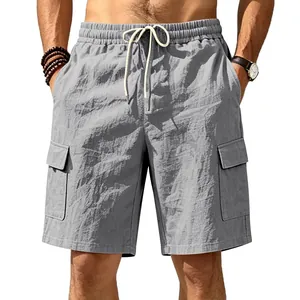 Detailweergave van grijze linnen heren cargo shorts met elastische trekkoord taille.