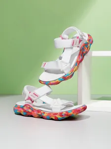 Vue détaillée de sandales de plage blanches pour filles avec semelles colorées.