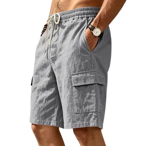 Detailweergave van grijze linnen cargoshorts voor heren met zijzak
