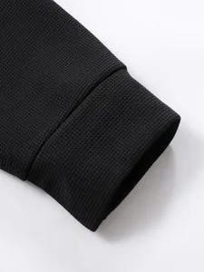 Nahaufnahme des schwarzen elastischen Rippbündchens eines Langarm-Sportoberteils für Herren