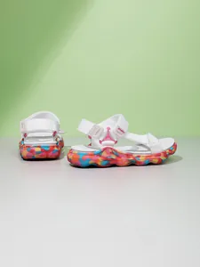 Détail rapproché de sandales d'été légères pour filles avec semelle camouflage colorée
