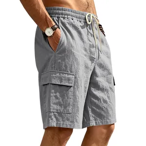 Detailopname van grijze linnen cargo shorts voor heren met zijzakken en elastische taille