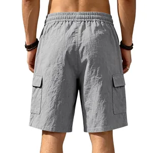 Achteraanzicht van grijze linnen cargo shorts met elastische taille en zakken