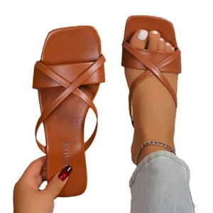 Sandales plates marron à brides croisées avec bout carré et semelle antidérapante élégante