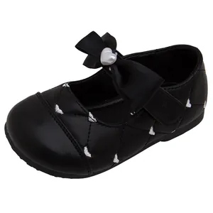 Elegante zwarte prinsessenschoenen voor meisjes met een grote strik en hartjesborduurwerk