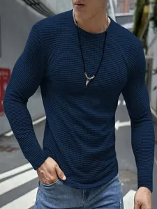 Eng anliegendes blaues Langarm-Waffelstrick-Shirt für Herren mit Rundhalsausschnitt