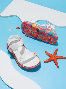 Vue détaillée de sandales légères pour filles avec des semelles colorées et vives.