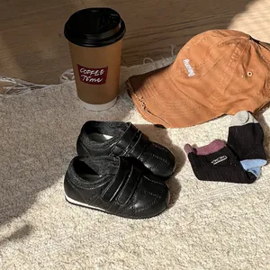 Dettaglio di scarpe da passeggio per neonati con suola morbida su un tappeto