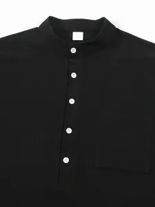 Detailaufnahme: schwarzes Henley-Hemd aus Baumwollleinen mit schickem Stehkragen.
