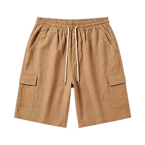 Detailweergave van ademende kaki linnen cargoshort met grote functionele zijzakken.