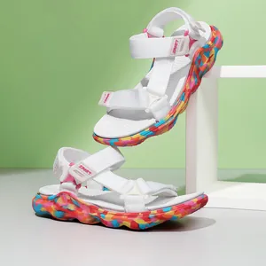 Sandales de sport légères pour filles avec brides blanches et semelle graffiti colorée.
