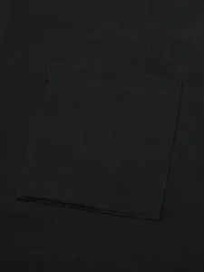 Detailansicht einer quadratischen Brusttasche an einem schwarzen Baumwoll-Leinenhemd.