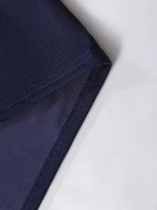 Nahaufnahme von marineblauem Waffelgewebe und Doppelnaht-Saum an Herren-Sportoberteil