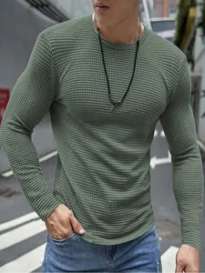 Detailaufnahme von Herren Slim Fit Waffelstrick Langarmshirt in olivgrüner Farbe