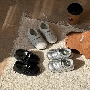 Scarpe primi passi morbide per neonati di 1-2 anni in bianco, nero e argento