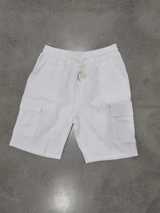 Detailweergave van witte linnen cargoshorts met elastische taille en trekkoord