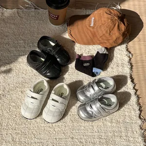Scarpe primi passi morbide in nero, bianco e argento per neonati e per bambine