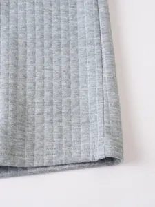 Λεπτομερής προβολή του γκρι υφάσματος waffle knit υψηλής ποιότητας στο στρίφωμα ενός ανδρικού πόλο